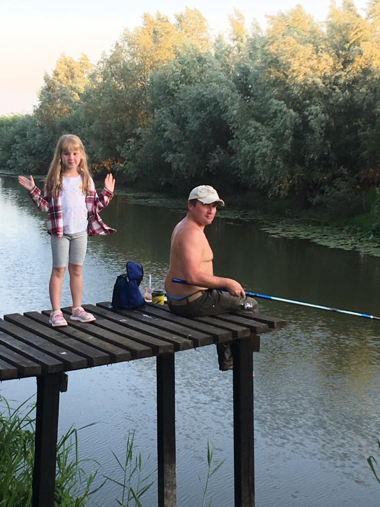 Отец с дочкой рыбачат,  июль 2019, база Остров Колочный